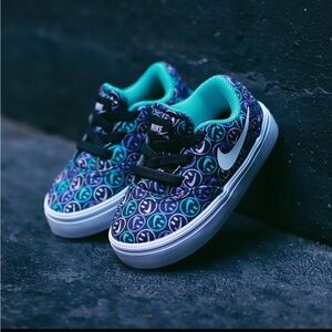 Nike Kids' Black and Teal Patterned Sneakers